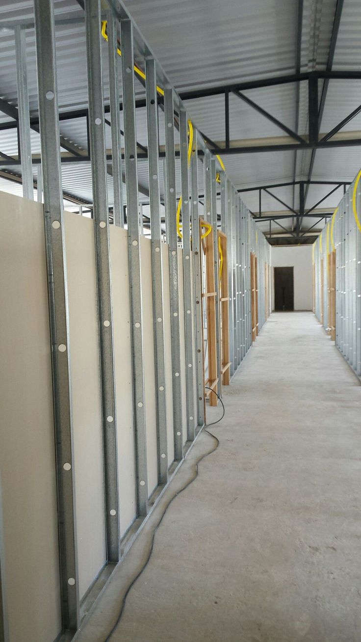 Drywall e Sistemas de Construção a Seco: placas, perfis metálicos, montantes, guias, lã de vidro, lã de rocha e acessórios